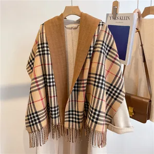 Klassieke Britse geruite poncho met capuchon en franjes van dikke kasjmierachtige stof