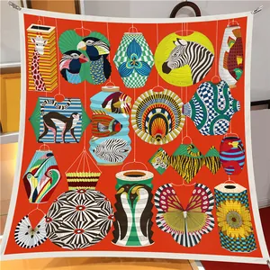 Zijden sjaal in Hermès-stijl met lantaarn- en dierenprint in levendig oranje