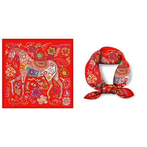 Foulard quadrato in finta seta rossa stile etnico con stampa di cavalli e fiori colorati