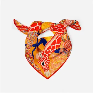 Dettaglio del foulard in seta con motivo a giraffa e stampe floreali tropicali vivaci