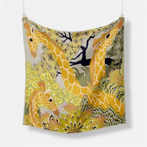 Dettaglio della trama di un foulard in seta con stampa artistica di giraffe e fiori