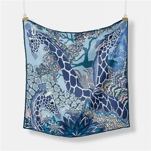 Dettaglio di foulard in seta con stampa artistica di giraffe tropicali in blu