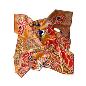Foulard in seta arancione con motivi di giraffe e fiori, accessorio moda donna