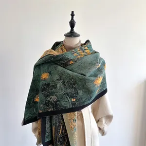 Nahaufnahme von dickem Winterschal mit dunkelgrünem Ölgemälde-Muster im Van-Gogh-Stil