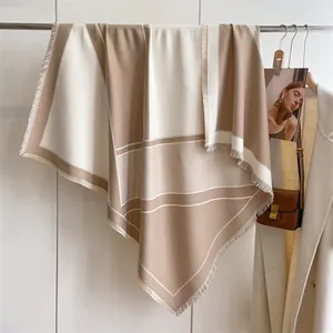 Châle tendance en patchwork kaki avec motifs géométriques et bordures à franges souples