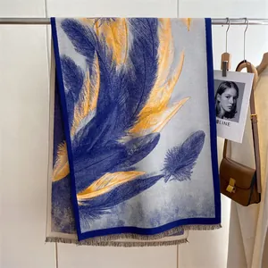 Detailansicht des Federmusters und der Fransenkante des blauen kunstvollen Schals