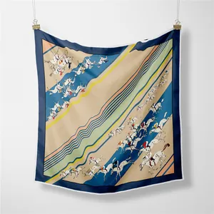 Détail d'un foulard en soie de 53cm avec motif de course hippique et rayures diagonales