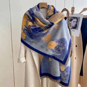 Detailansicht des übergroßen warmen Schals mit Blumenmuster im Ölgemäldestil