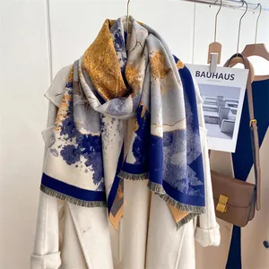 Detailaufnahme des dicken Schals im Ölgemälde-Stil mit eleganten Fransen und abstrakten Mustern