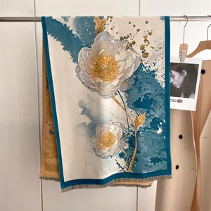 Detail eines künstlerischen Blumenmusters im Ölgemäldestil und Fransen am warmen Schal