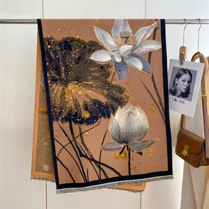 Detail eines Schals im Ölgemälde-Stil mit Lotusmuster und elegantem Gold-Spritzer