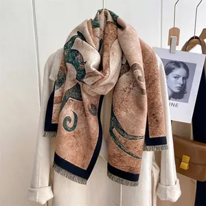 Detail eines warmen Deckenschals mit Van Gogh Ölgemälde-Stil und feinen Fransenrändern