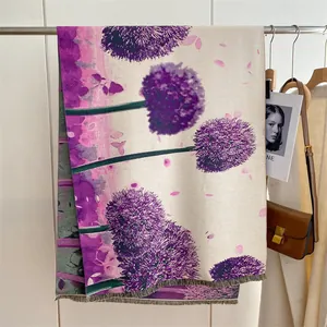 Detail eines kunstvollen Blumentuch-Schals mit feinen Fransen und lila Blumenmuster-Druck