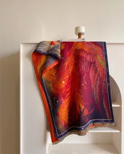 Gros plan détaillé du tissage jacquard phénix sur un châle pashmina chaud et chic
