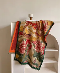 Détail de l'écharpe à motif de dragon chinois et pivoine avec franges fines