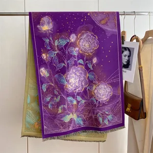 Detail eines lila Schals mit Rosenmuster, Goldakzenten und Fransen am Kleiderbügel