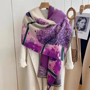 Detailansicht des rosa-violetten Blumendrucks auf weichem Pashmina-Schal mit feinen Fransen