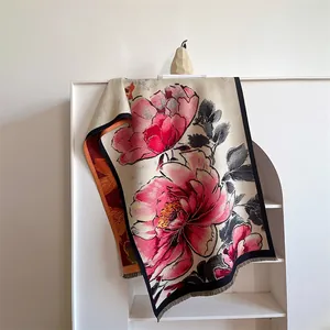 Détail de l'imprimé pivoine rose sur une écharpe d'hiver épaisse style cachemire