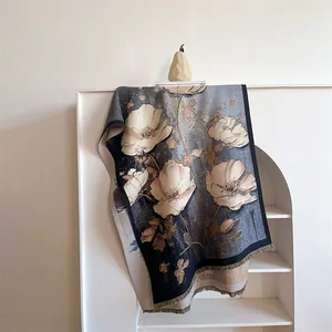 Détail d'une écharpe fleurie aspect cachemire avec franges élégantes en style rétro