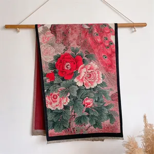 Détail d'une écharpe d'hiver chinoise avec motifs de pivoines et bordures à franges