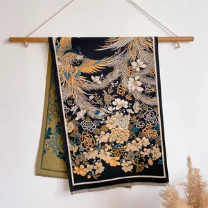 Détail de l'écharpe jacquard double face avec motif phénix et bords à franges