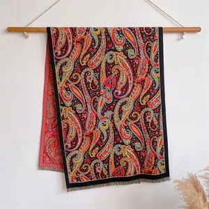 Détail d'une écharpe d'hiver avec imprimé paisley numérique et bordure à franges