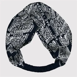 Detalle de diadema ancha azul marino con estampado de mapa vintage y banda elástica