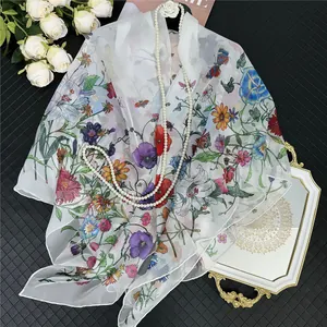 Élégante écharpe en Georgette 130cm avec imprimé floral de lys et papillons pour femmes