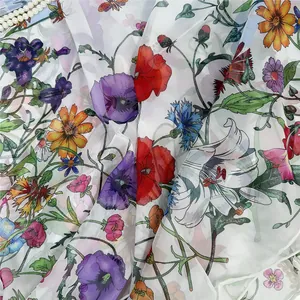 Élégant foulard en georgette de 130 cm avec motifs fleurs sauvages et texture douce