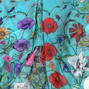Détail de l'écharpe en georgette à fleurs montrant des motifs floraux et la texture