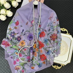 Élégant foulard en soie georgette violette avec imprimé floral et insectes pour l'été