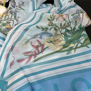 Elegante scialle di seta azzurro con stampa floreale e strisce per la protezione solare estiva