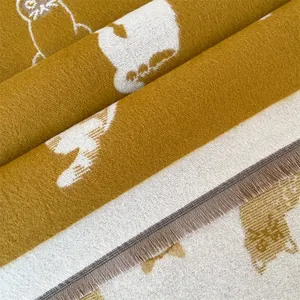 Detail van winter sjaal met dubbelzijdig kattenpatroon en fijne franje aan de rand