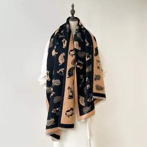 Detailweergave van winter sjaal met elegante kattenpatronen en fijne franjeranden