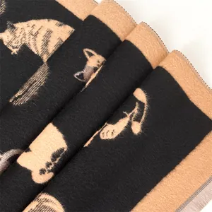 Detailopname van winter sjaal van dik imitatie kasjmier met kattenpatronen