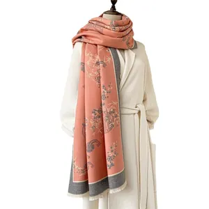 Écharpe élégante en cachemire rose corail avec motifs orientaux et bords à franges