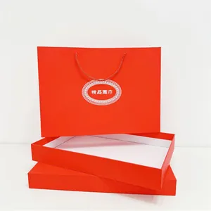 Vista de primer plano del set de cajas de regalo rojas con bolsa de papel a juego