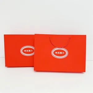 Vista detallada de la caja de regalo roja y bolsa de papel para empaque de bufandas