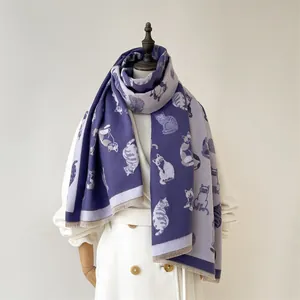 Detailopname van winter jacquard sjaal met schattige kattenpatronen en fijne franjes