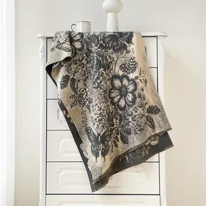Λεπτομέρεια από ζακάρ σχέδιο με λουλούδια και πεταλούδες σε παχιά κασμίρ εσάρπα
