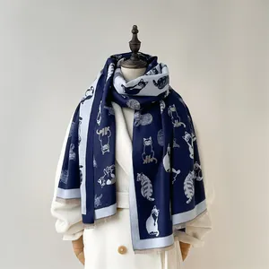 Detail van wintersjaal met schattig kattenjacquardpatroon en zachte franjes