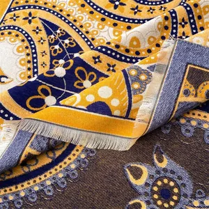 Détail macro du tissage jacquard à motif paisley avec franges sur châle bohème