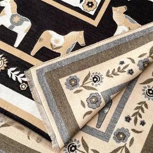 Gros plan de l'écharpe épaisse en jacquard avec motifs de chevaux et franges