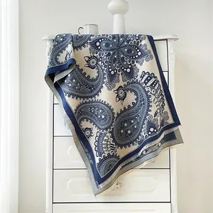 Détail du motif paisley sur châle en cachemire bleu marine avec bordures à franges