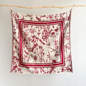 Détail d'une écharpe florale vintage avec motif de libellule et bords à franges fins