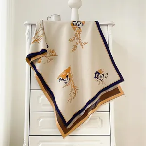Écharpe panda en jacquard d'hiver avec franges sur une armoire vintage blanche