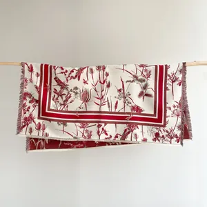 Détail d'une écharpe tissée à franges avec motif floral et botanique vintage