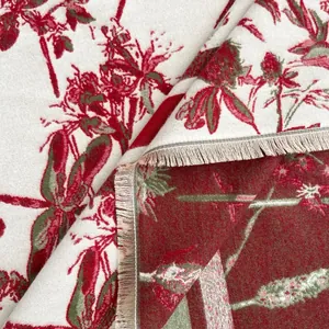 Vue détaillée de l'écharpe fleurie vintage française avec des pompons et texture double face