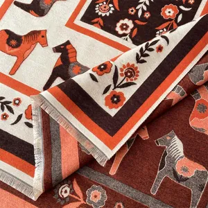 Gros plan d'une écharpe en jacquard à motif cheval Dala avec franges et texture