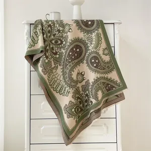 Détail de l'écharpe en cachemire avec motifs paisley et franges sur les meubles